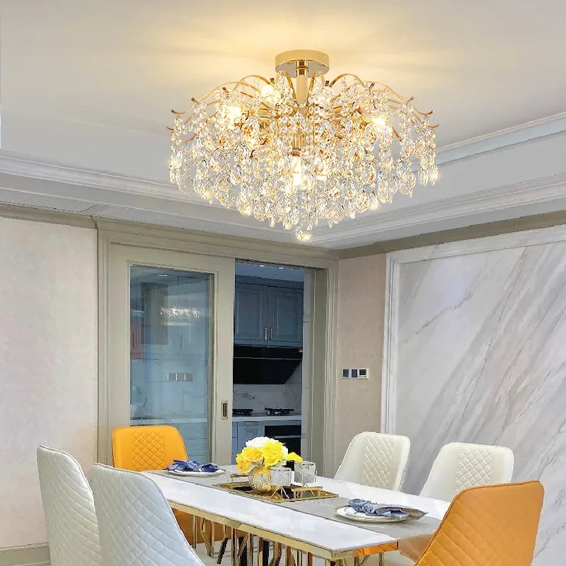 Plafonnier lustre en cristal doré, 10 à 14 lumières – Versailles, vue d’ambiance