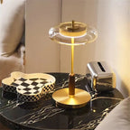 Lampadaire et lampe disque de verre, laiton et bois – Opio, vue d’ambiance