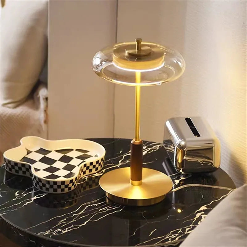 Lampadaire et lampe disque de verre, laiton et bois – Opio, vue d’ambiance