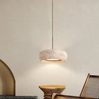 Suspension disque en travertin wabi-sabi – Kiso dans un intérieur