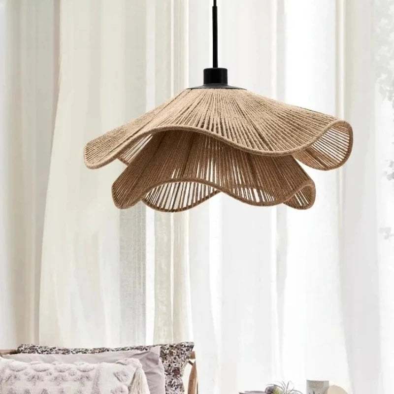 Suspension corolle en corde de chanvre tressée – Pollença dans un intérieur