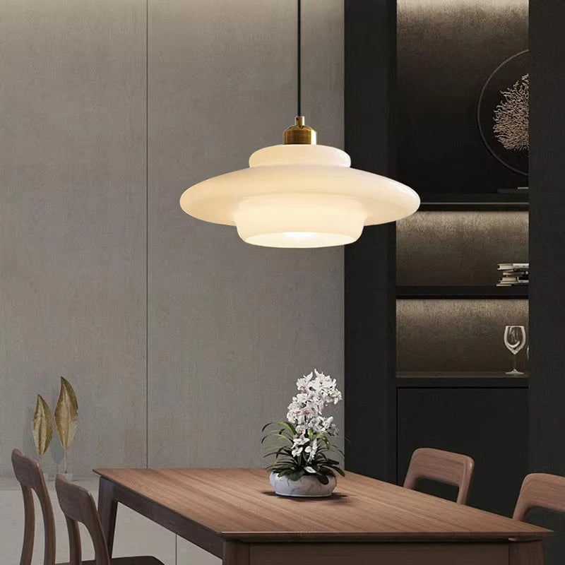 Suspension étagée en verre opalin, style rétro – Madeleine dans un intérieur