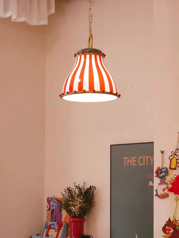 Suspension cloche en verre rayé rouge et blanc – Rapallo dans un intérieur
