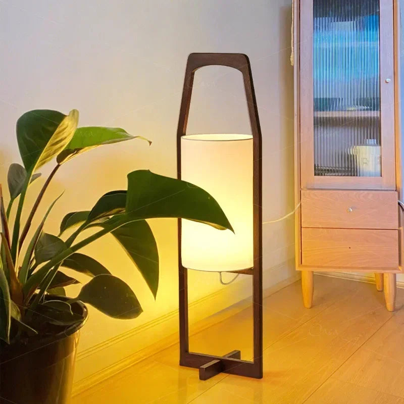 Lampe lanterne en bois foncé et colonne de tissu – Seillans, vue d’ambiance