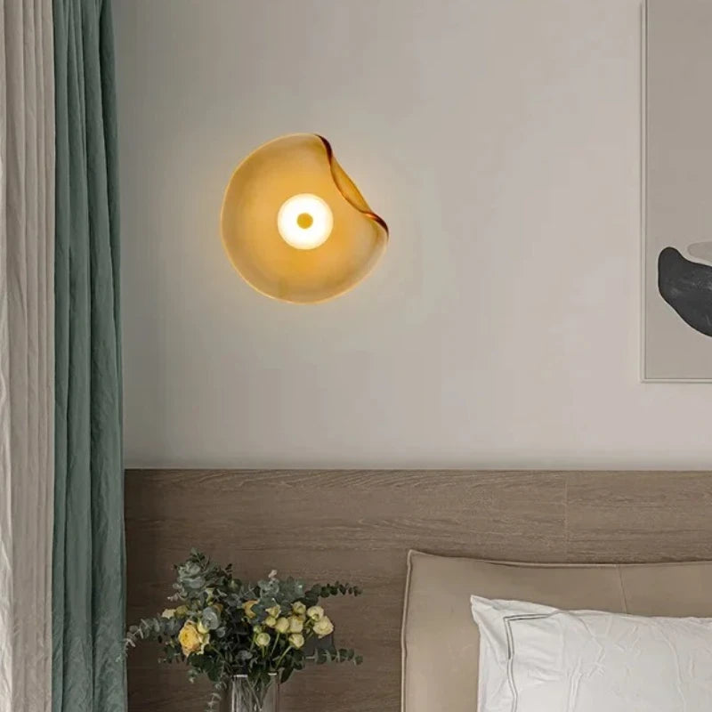 Applique disque de verre ondulé cognac, fumé ou lavande – Vejer dans un intérieur