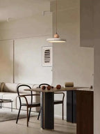 Suspension disque en travertin et bois, LED intégrée – Spello dans un intérieur