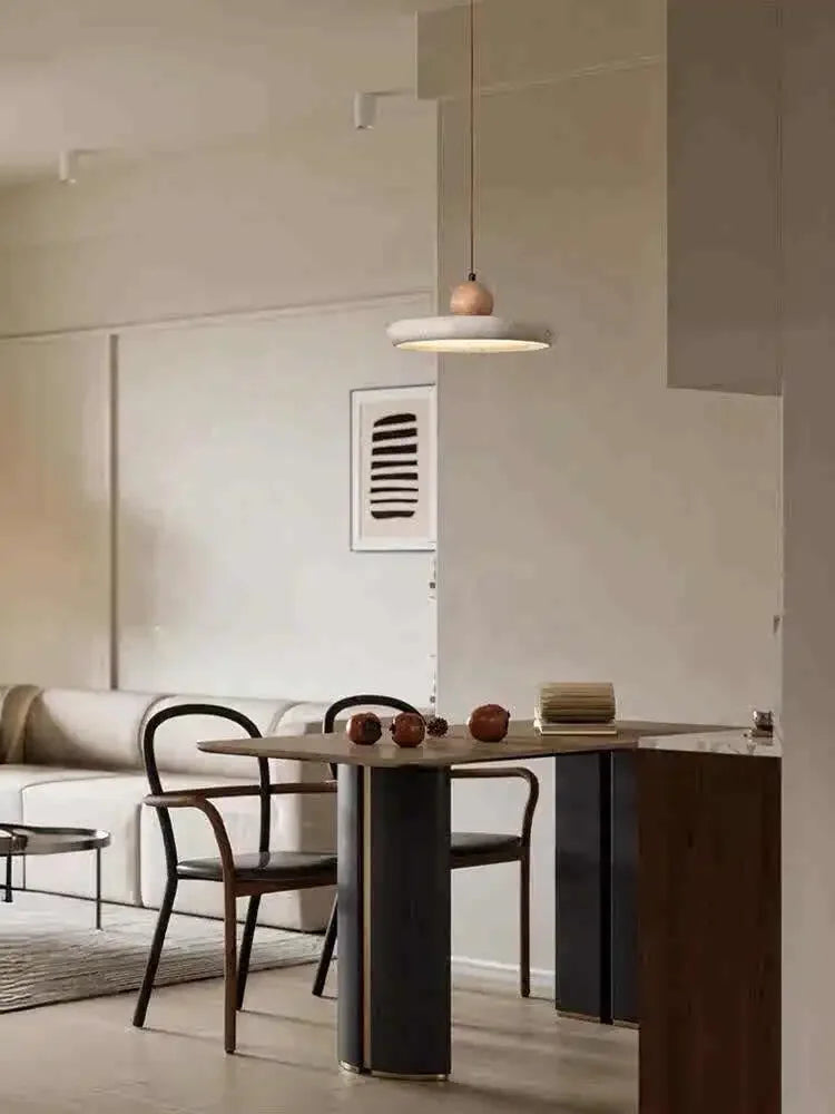 Suspension disque en travertin et bois, LED intégrée – Spello dans un intérieur