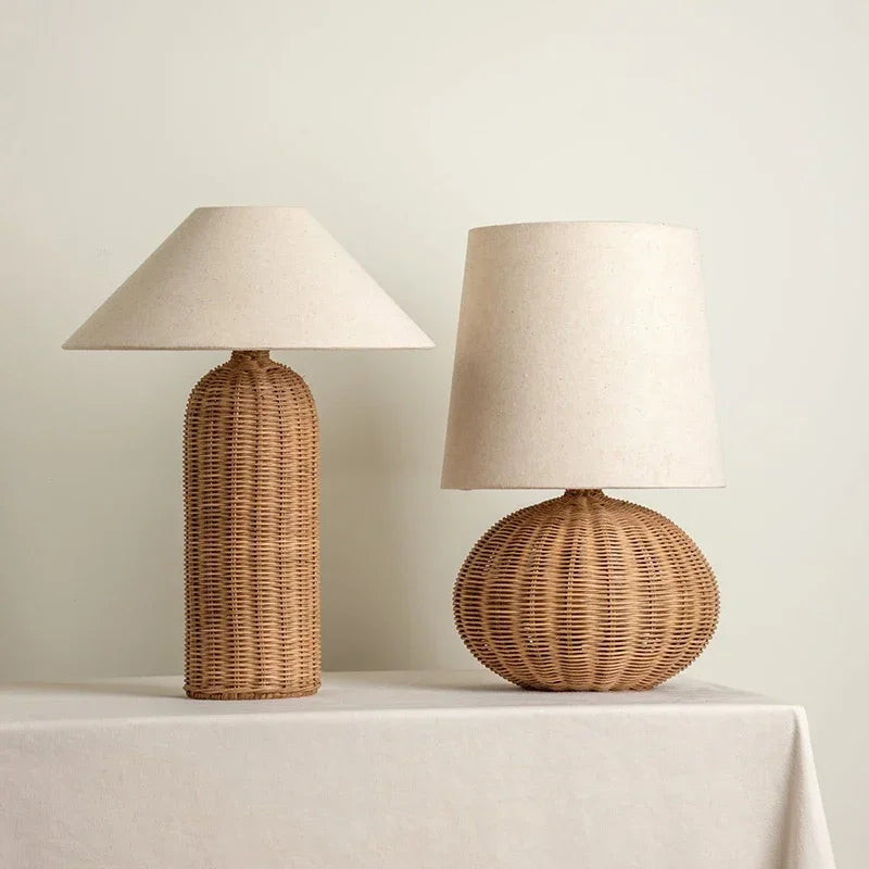 Lampe à poser pied en rotin tressé et abat-jour en lin – Saint-Paul, sur fond clair