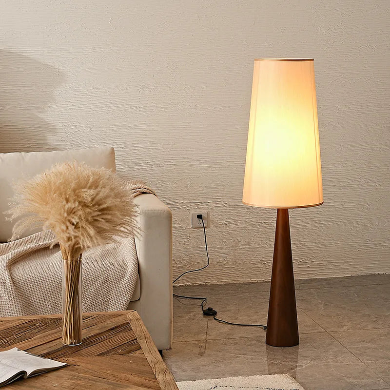 Lampadaire pied conique en bois et abat-jour en tissu – Mashiko dans un intérieur