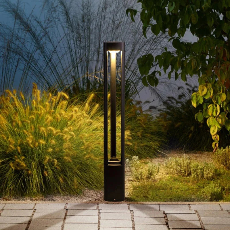 Borne de jardin à fente lumineuse, 30 à 90 cm – Hourtin, vue d’ambiance