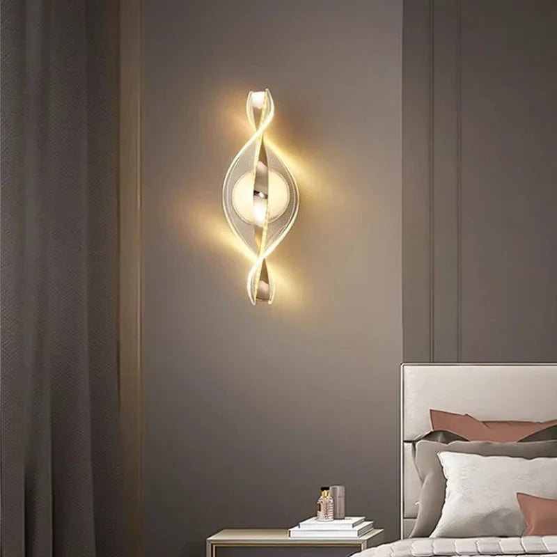 Applique LED torsade dorée et acrylique, H 30 cm – Bardolino allumée