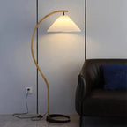 Lampadaire arc en bois courbé et abat-jour plissé – Mougins, vue d’ambiance