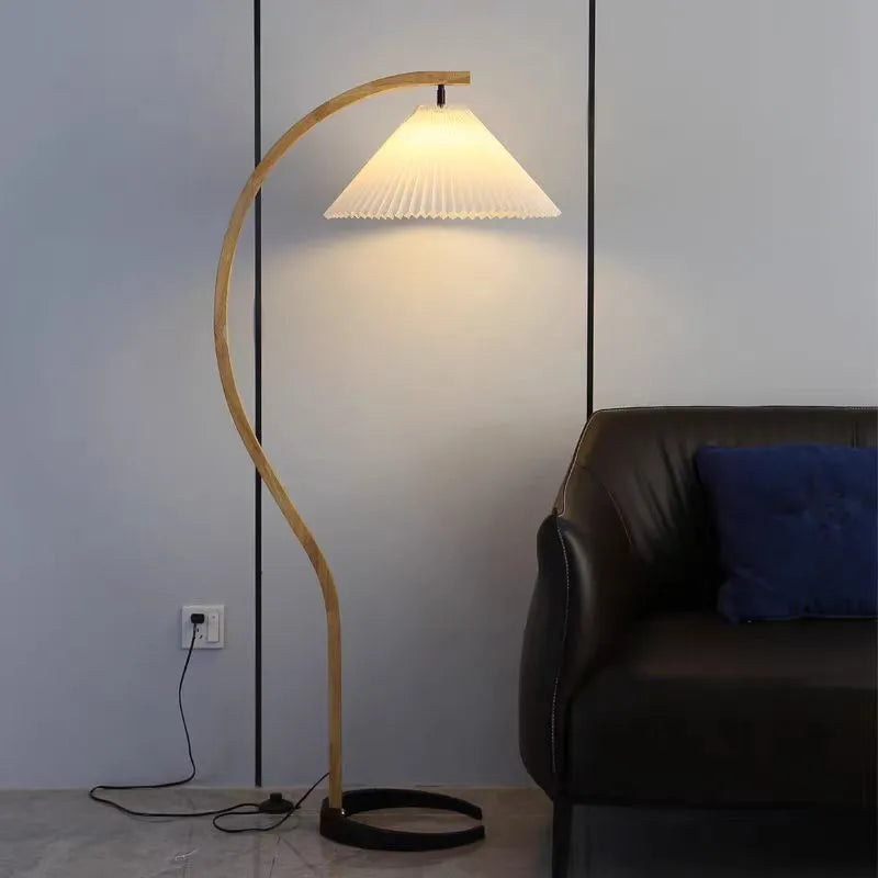 Lampadaire arc en bois courbé et abat-jour plissé – Mougins, vue d’ambiance