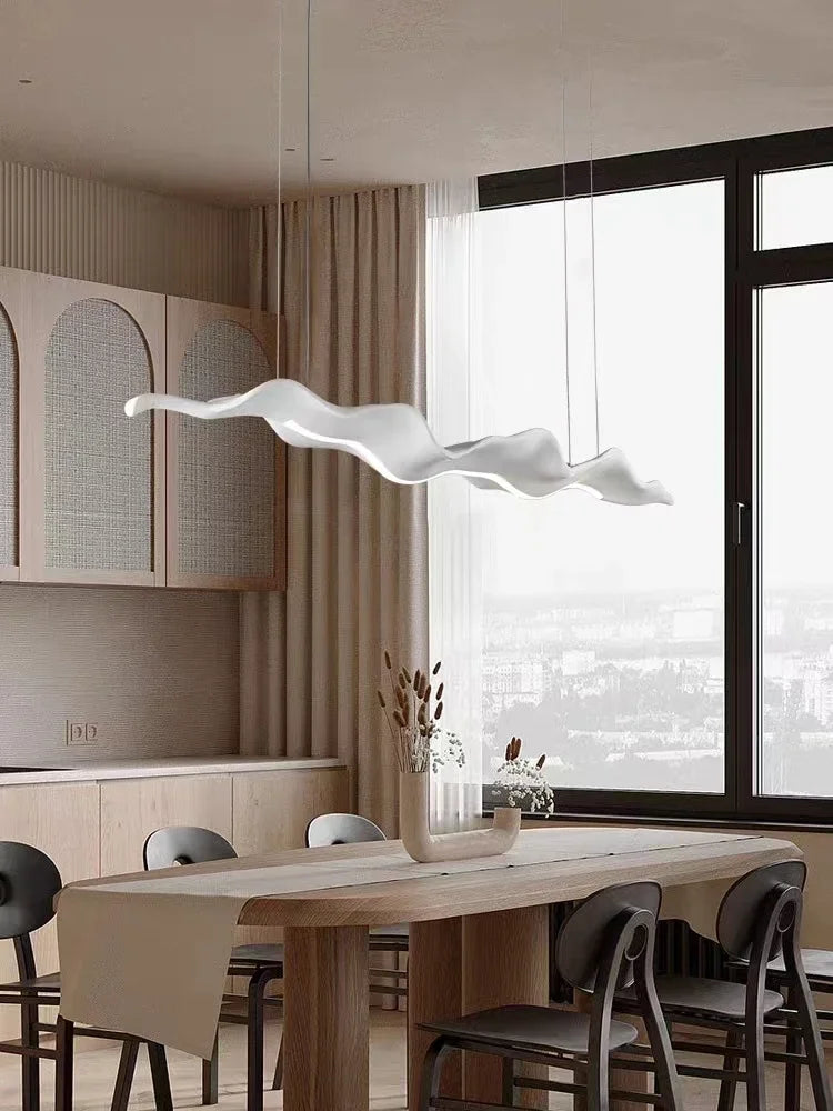 Suspension vague LED en résine effet bois – Lagos, vue d’ambiance