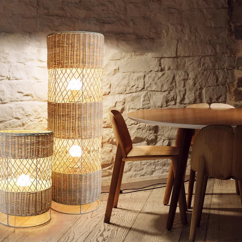 Lampe colonne en rotin tressé, à poser au sol – Gigondas, vue d’ambiance