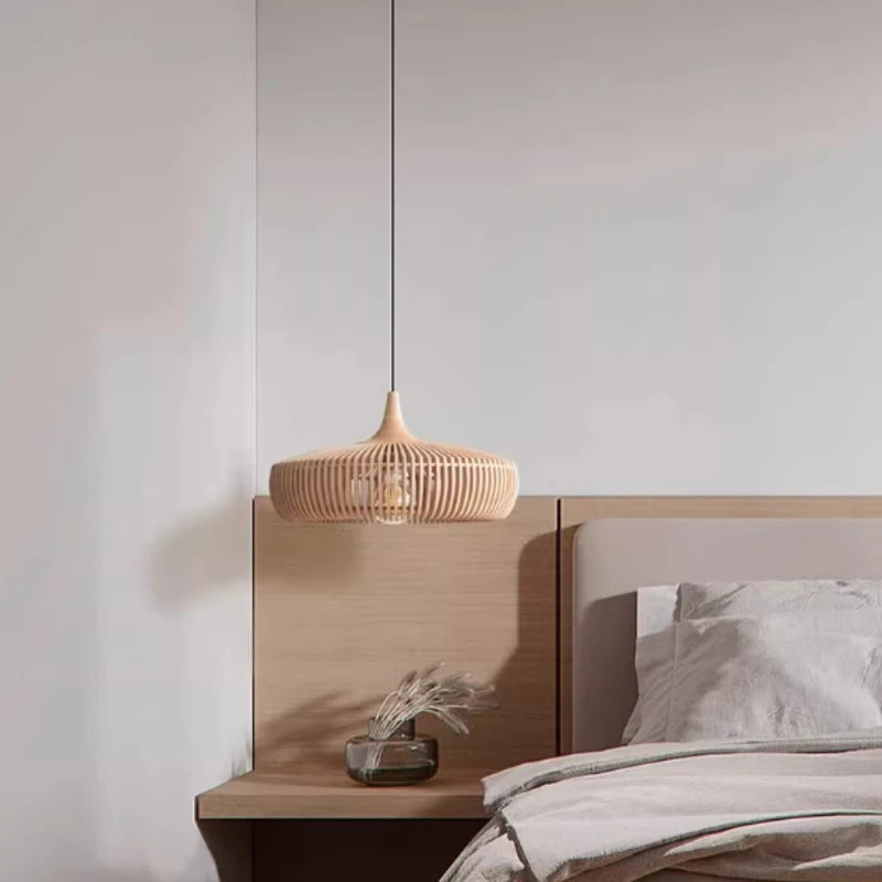 Suspension en lamelles de bois, noyer ou naturel – Kasama dans un intérieur