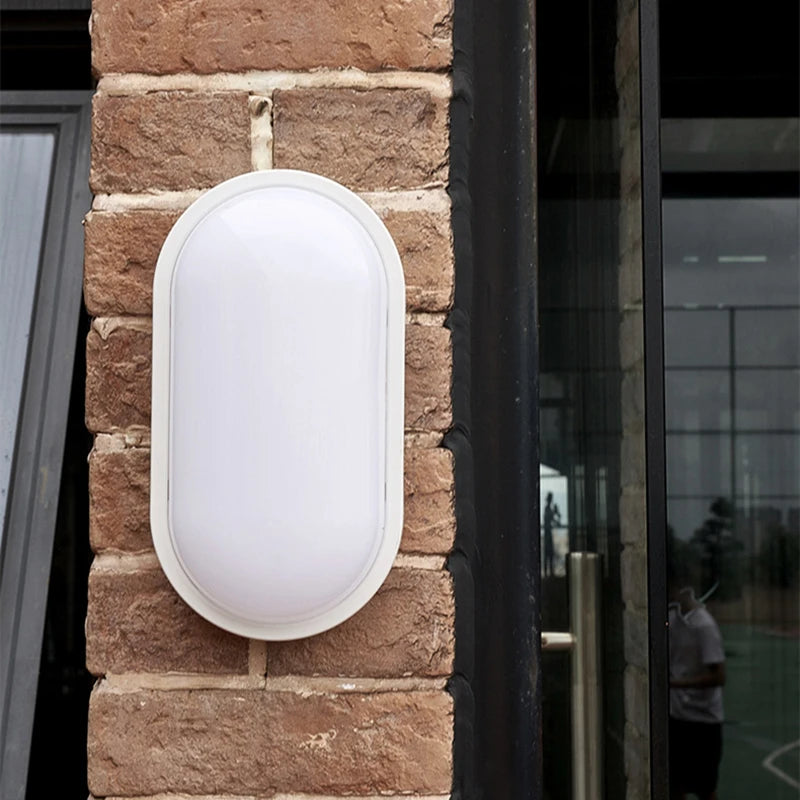 Diélette, hublot blanc pour façade ou salle d'eau, en situation