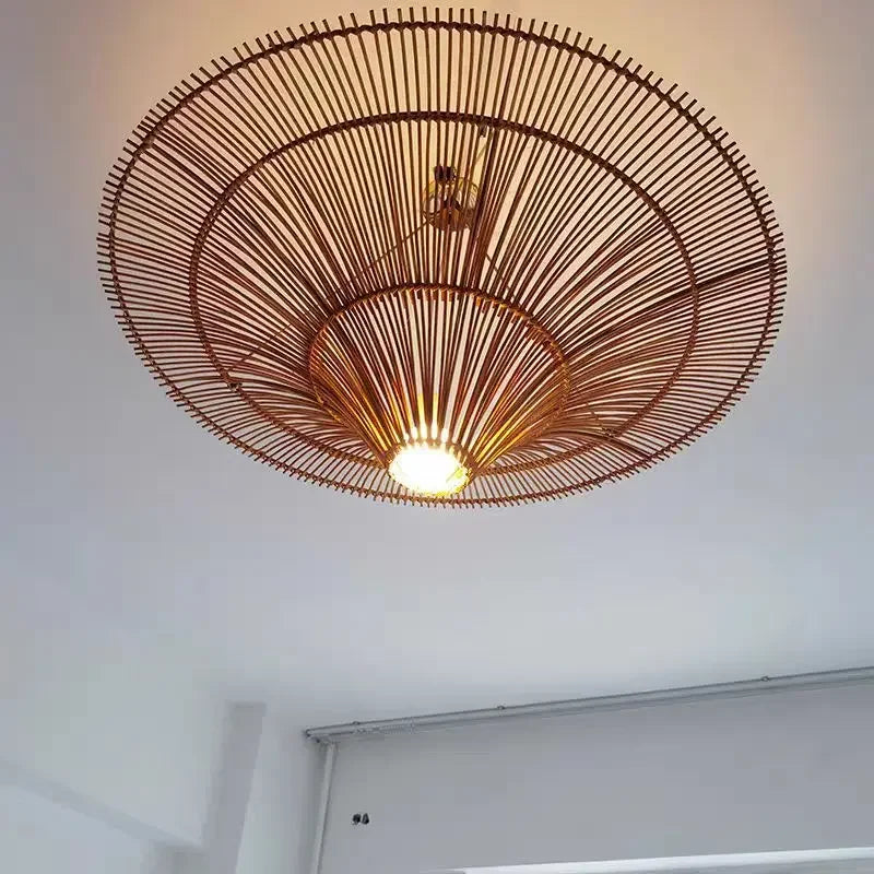 Suspension chapeau XXL en rotin tressé, bohème – Sóller allumée