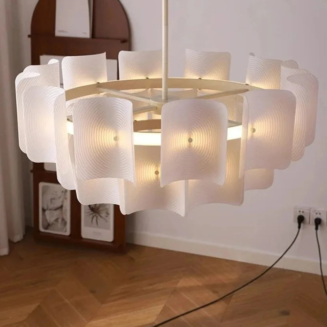 Grand lustre blanc en vagues acryliques, Ø 60 à 100 cm – Courances, vue d’ambiance