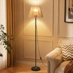 Lampadaire en rotin tressé main, H 140 cm – Frigiliana, vue d’ambiance