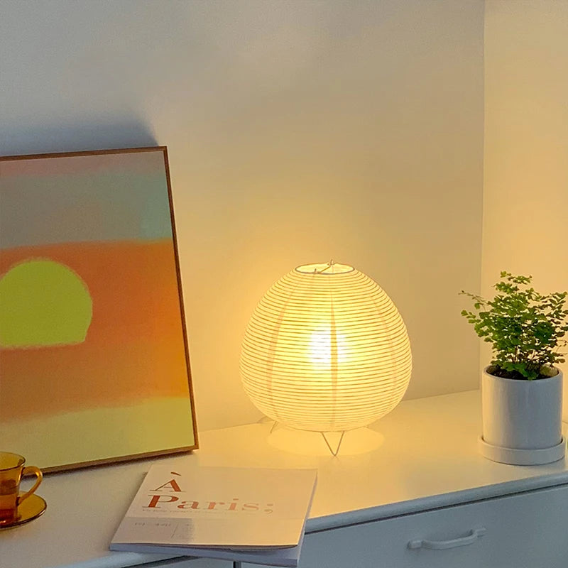 Lampe à poser en papier de riz, esprit japonais – Agay, vue d’ambiance