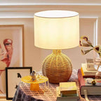 Lampe à poser pied en rotin tressé, abat-jour tissu – Porquerolles dans un intérieur