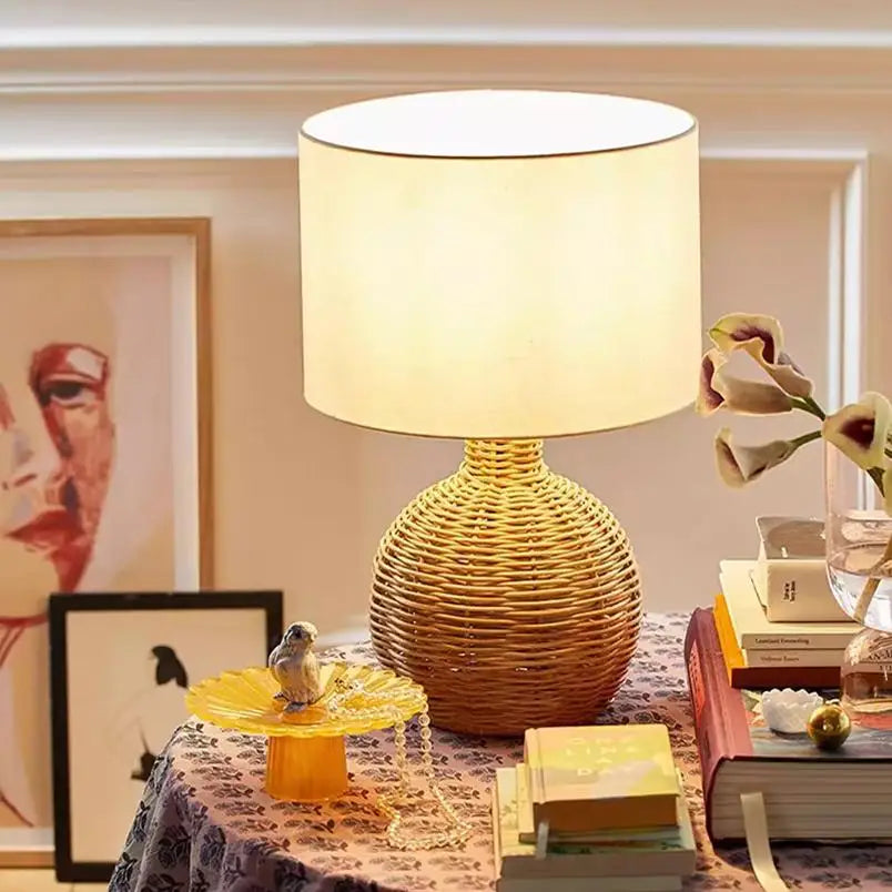 Lampe à poser pied en rotin tressé, abat-jour tissu – Porquerolles dans un intérieur