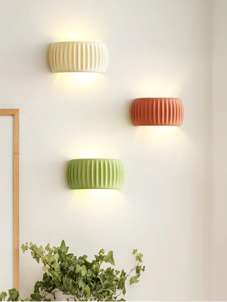 Applique demi-lune plissée en résine, terracotta ou crème – Paimpol, vue d’ambiance