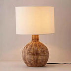 Lampe à poser pied en rotin tressé, abat-jour tissu – Porquerolles, sur fond clair