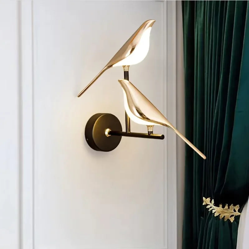 Applique oiseau doré sur sa branche, un ou deux oiseaux – Najac dans un intérieur