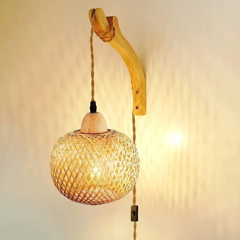 Applique à brancher, lanterne en bambou sur bras en bois – Moustiers allumée