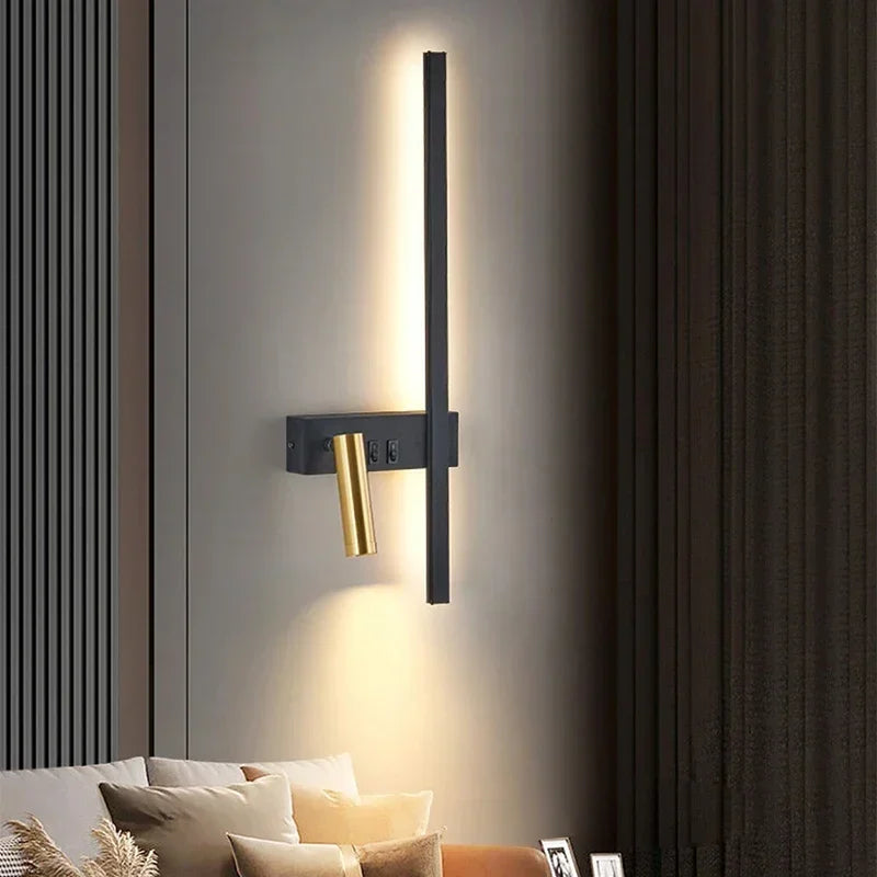 Applique LED barre noire et liseuse dorée orientable – Malcesine, vue d’ambiance
