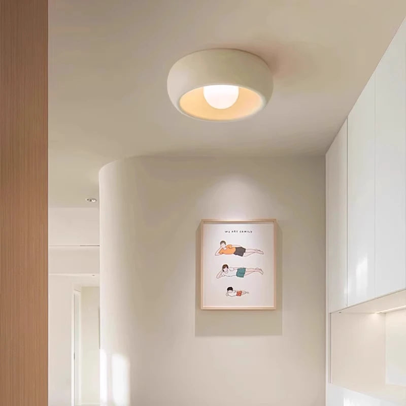 Plafonnier wabi-sabi texturé, brun ou blanc, Ø 30 cm – Vaugines, vue d’ambiance