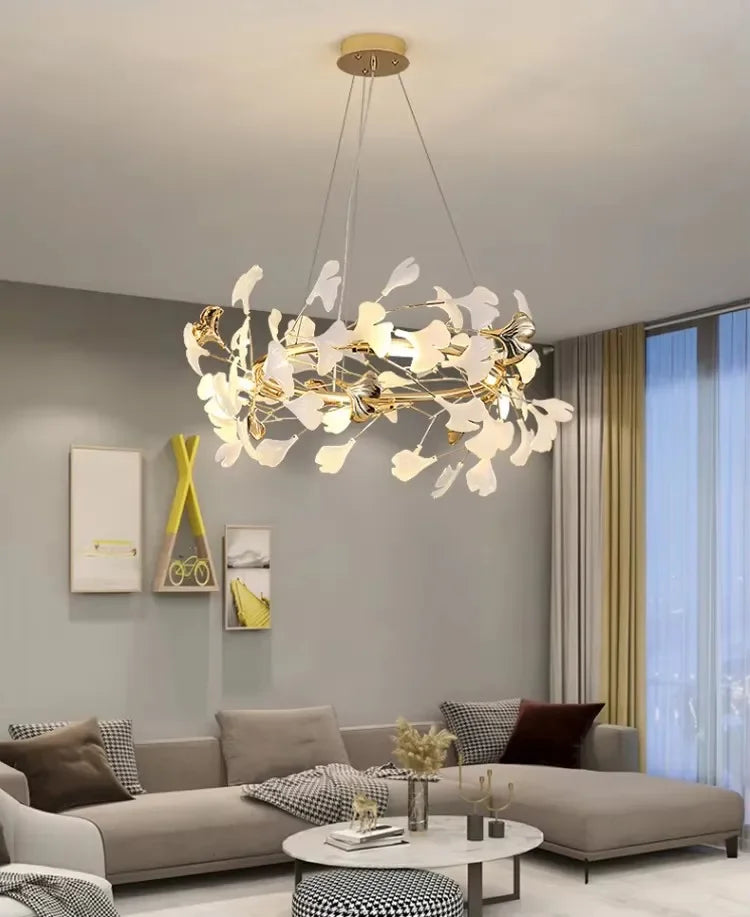 Chamarande, feuilles de ginkgo sur branches dorées, en situation