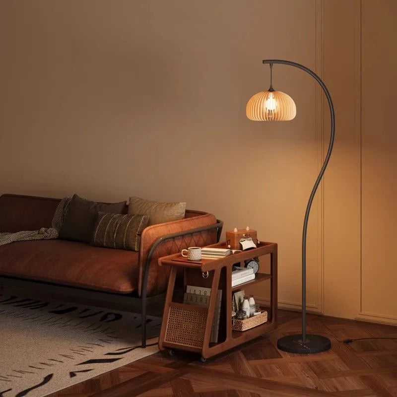 Lampadaire vintage wabi-sabi, H 155 cm – Vernazza dans un intérieur