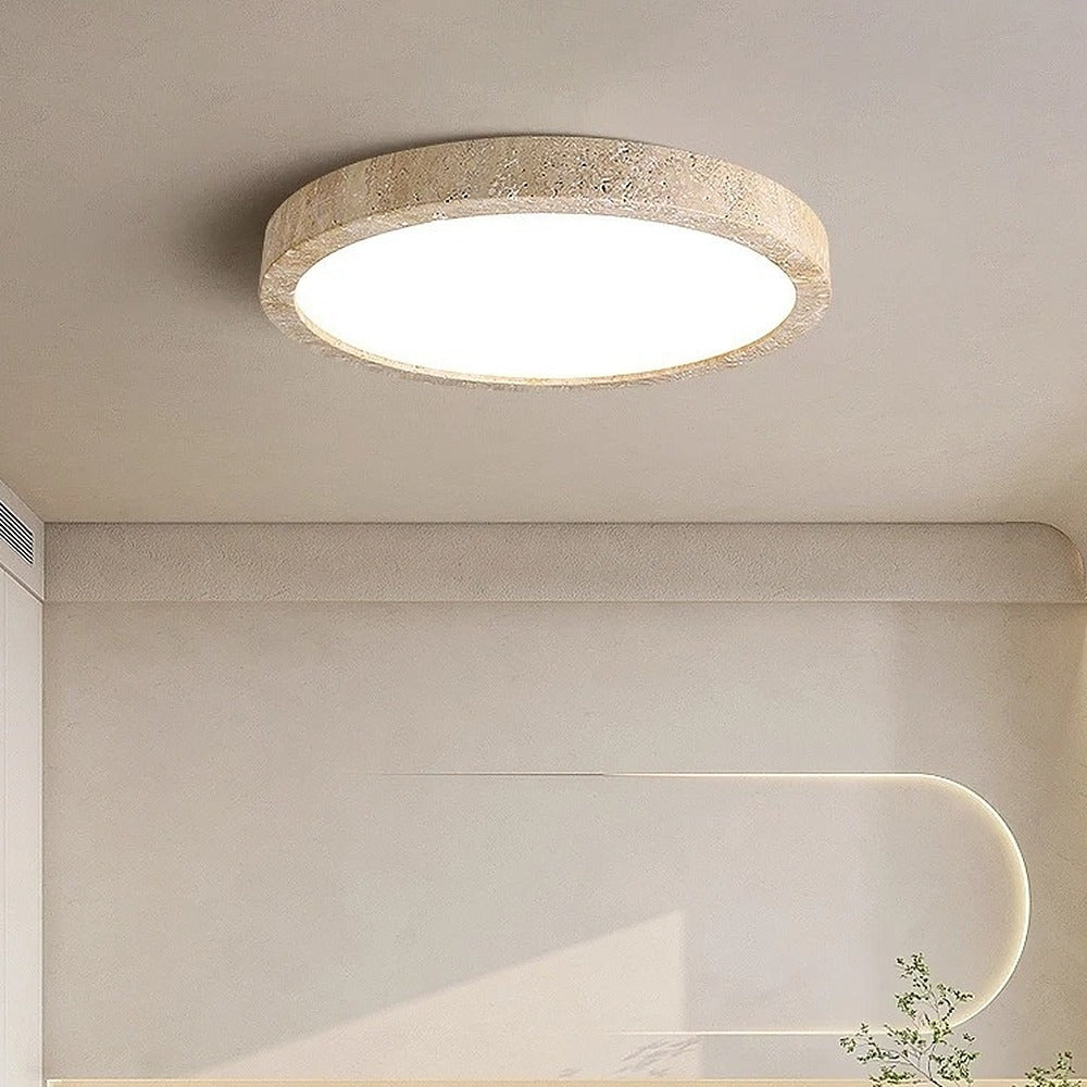 Plafonnier extra-plat cerclé de travertin, Ø 38 ou 48 cm – Ansouis, vue d’ambiance