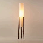 Lampadaire colonne en tissu sur trépied en bois – Asuka dans un intérieur