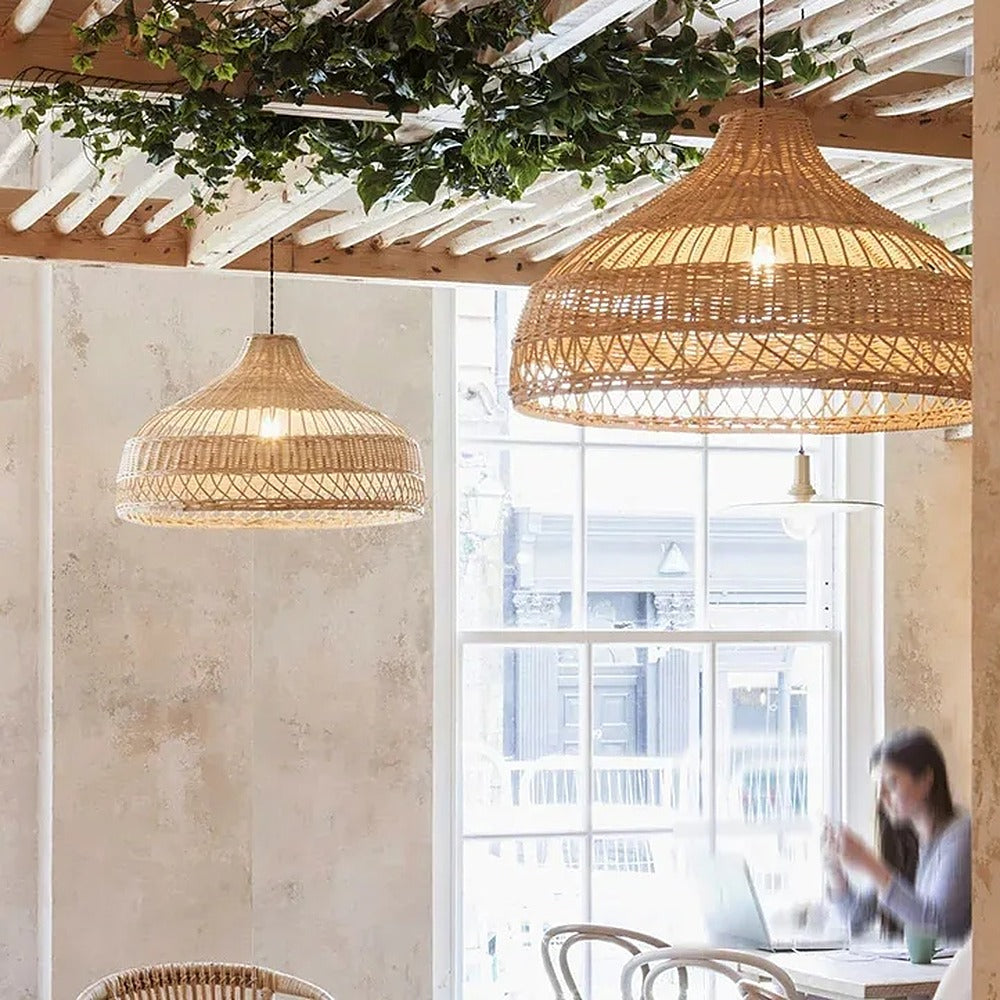 Suspension en rotin tressé main, huit formes, Ø 25 à 65 cm – Awaji dans un intérieur