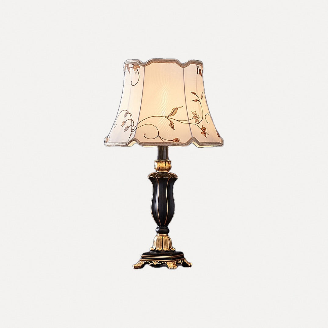 Lampe de chevet classique, pied balustre et abat-jour brodé – Azay dans un intérieur