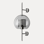Applique sur tige, verre soufflé et grille en métal perforé – Barfleur, finition globe, finition chromée
