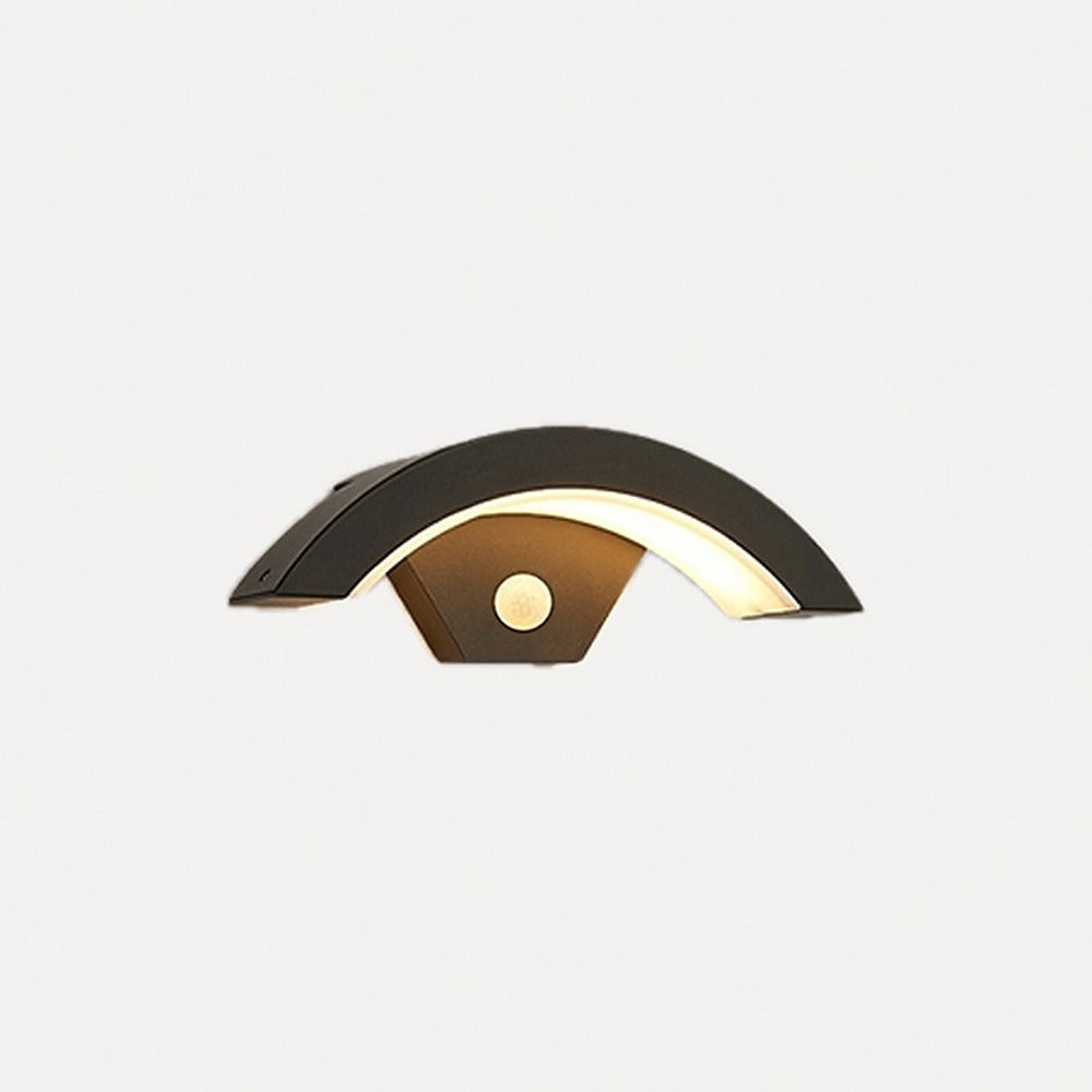 Applique extérieure demi-lune noire, avec ou sans détecteur – Bénodet allumée