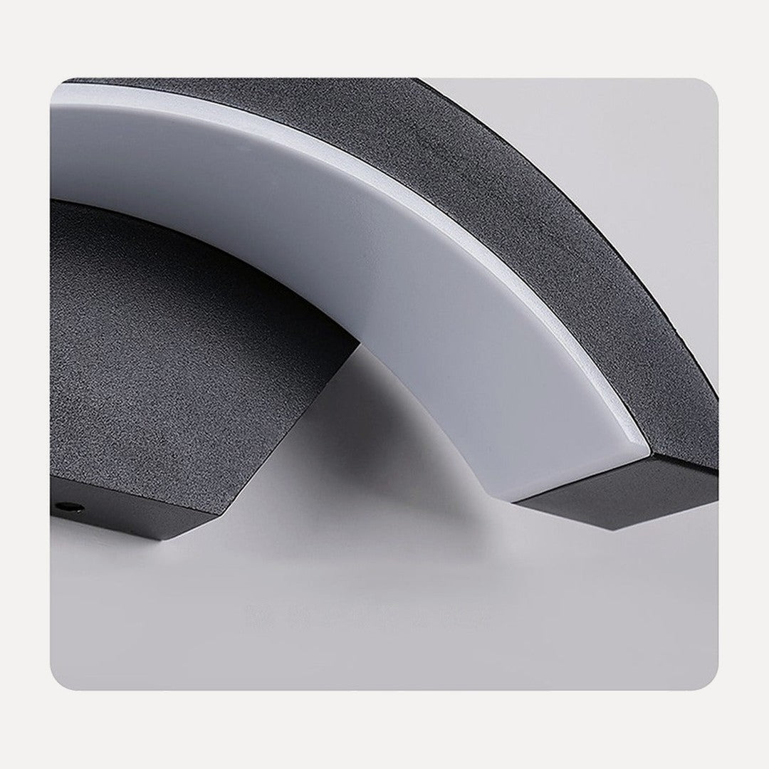 Applique extérieure demi-lune noire, avec ou sans détecteur – Bénodet, vue de détail