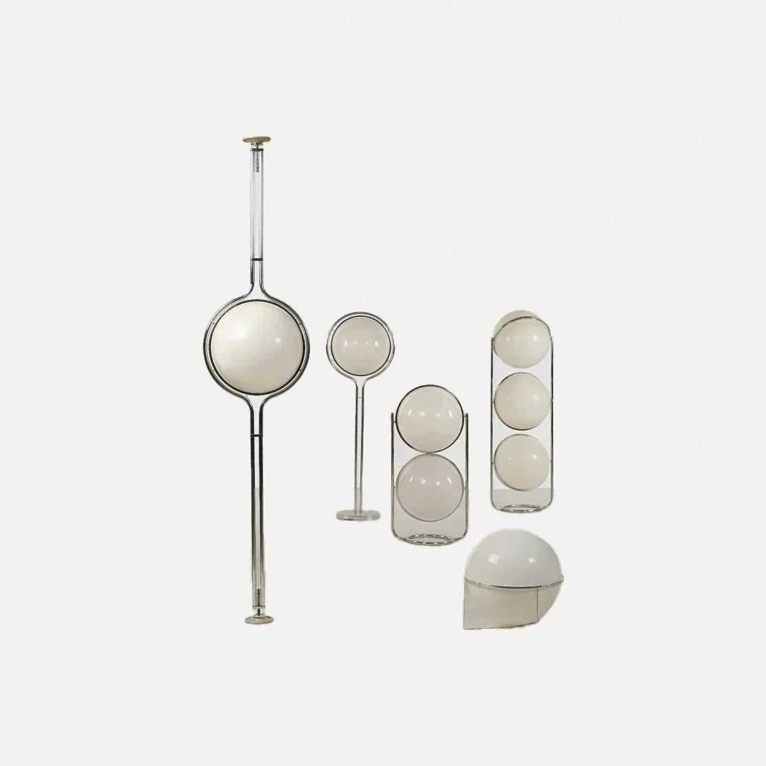 Lampadaire globes opalins et cadre chromé – Biarritz, sur fond blanc