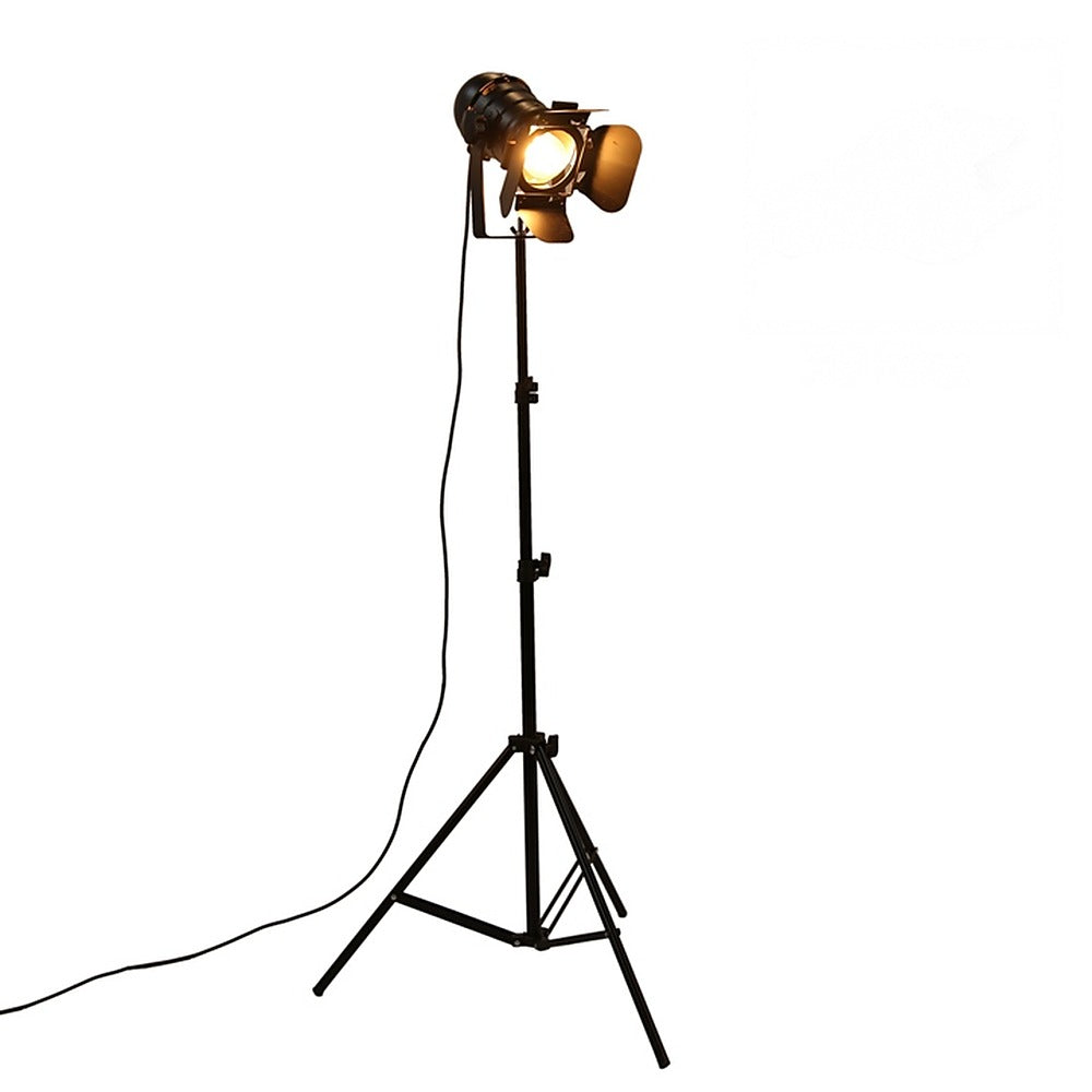 Lampadaire projecteur de cinéma sur trépied, noir – Billancourt, sur fond clair