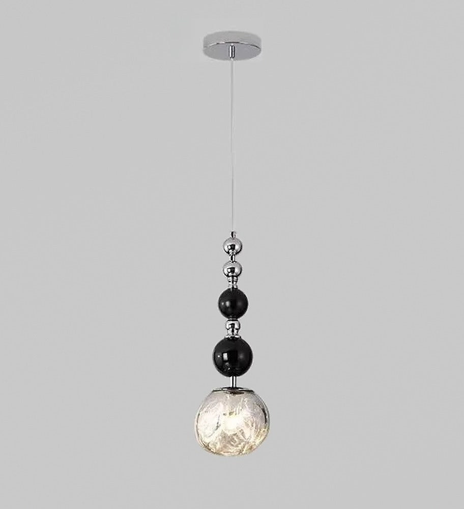 Suspension perles chromées et globe fumé – Bormes, finition perles noires, globe fumé / Blanc chaud