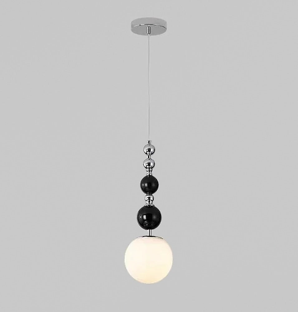 Suspension perles chromées et globe fumé – Bormes, finition perles noires, globe opalin / Blanc chaud