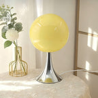 Lampe à poser globe de verre sur pied chromé – Cabourg, vue d’ambiance