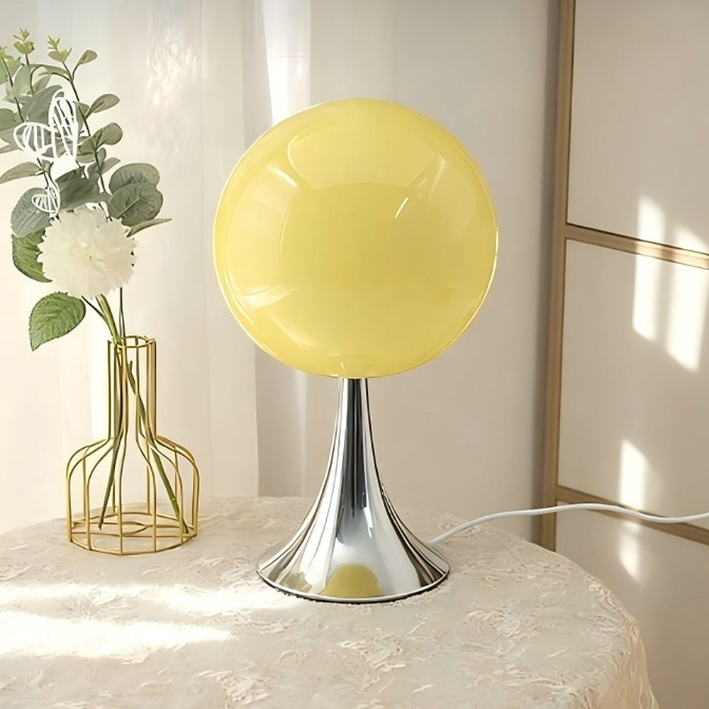 Lampe à poser globe de verre sur pied chromé – Cabourg, vue d’ambiance