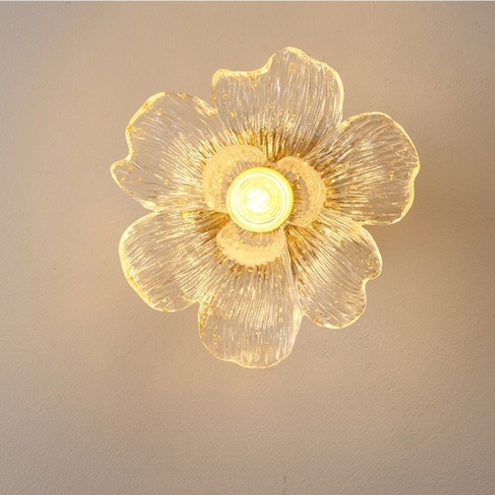 Plafonnier fleur dorée et pétales acryliques, Ø 25 cm – Cabris dans un intérieur
