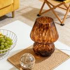 Lampe à poser champignon en verre écaille – Calvi, vue d’ambiance